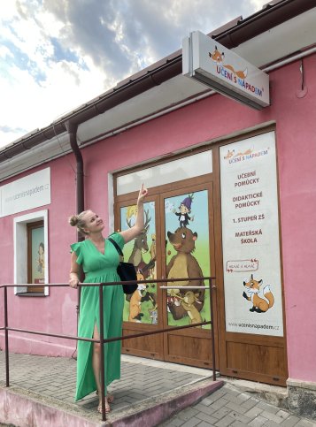 Alena Finsterlová před budovou Učení s nápadem Alena Finsterlová před budovou Učení s nápadem